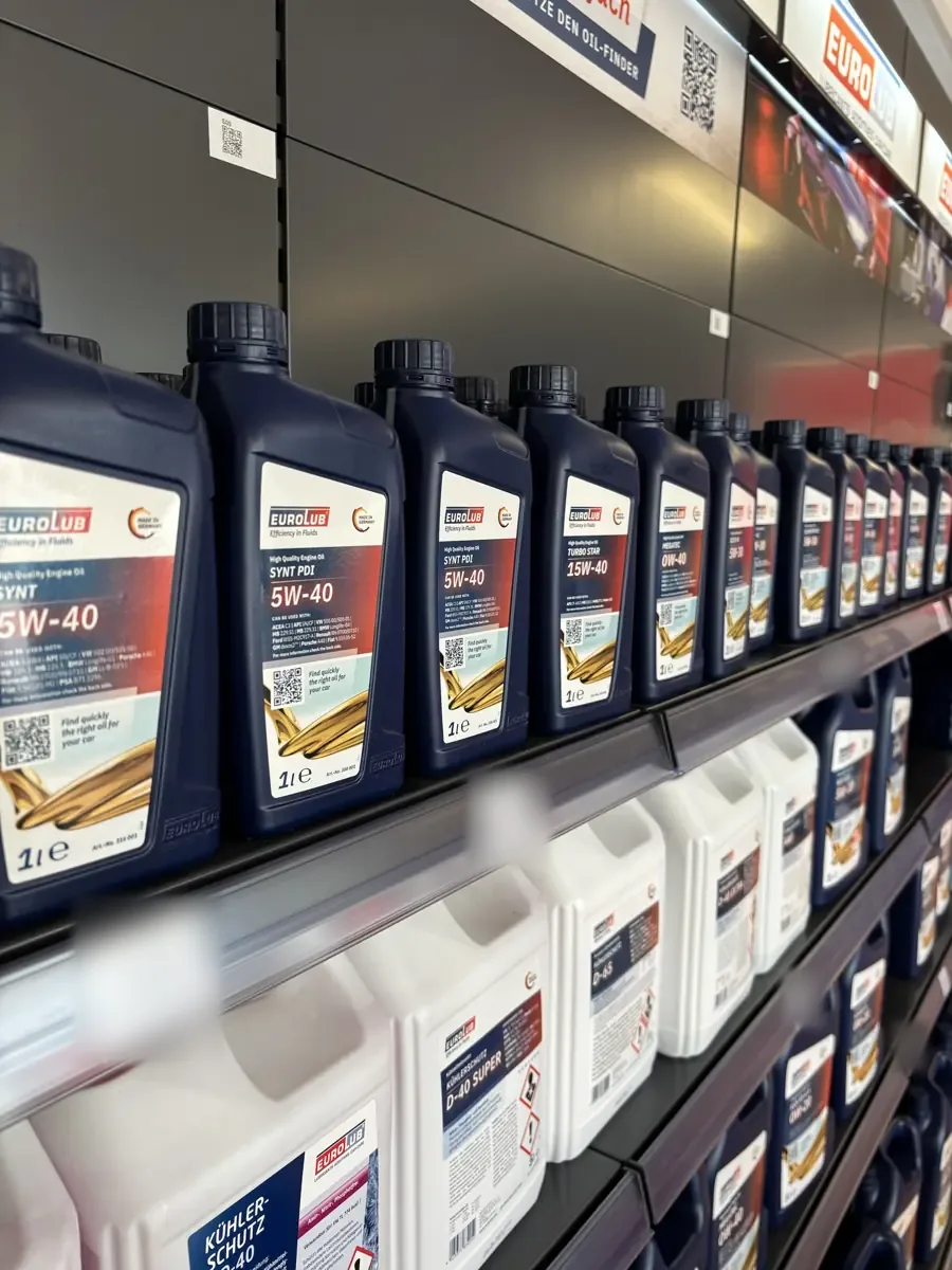 Motoröl und Kühlerschutz von Eurolub im Verkaufsraum in Valley