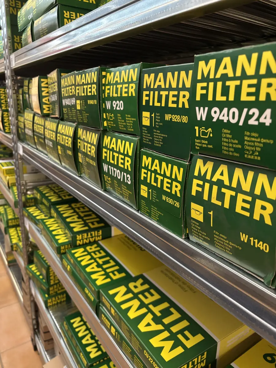 Regal mit MANN-FILTER Ölfiltern bei Autoteile Vogel in Valley