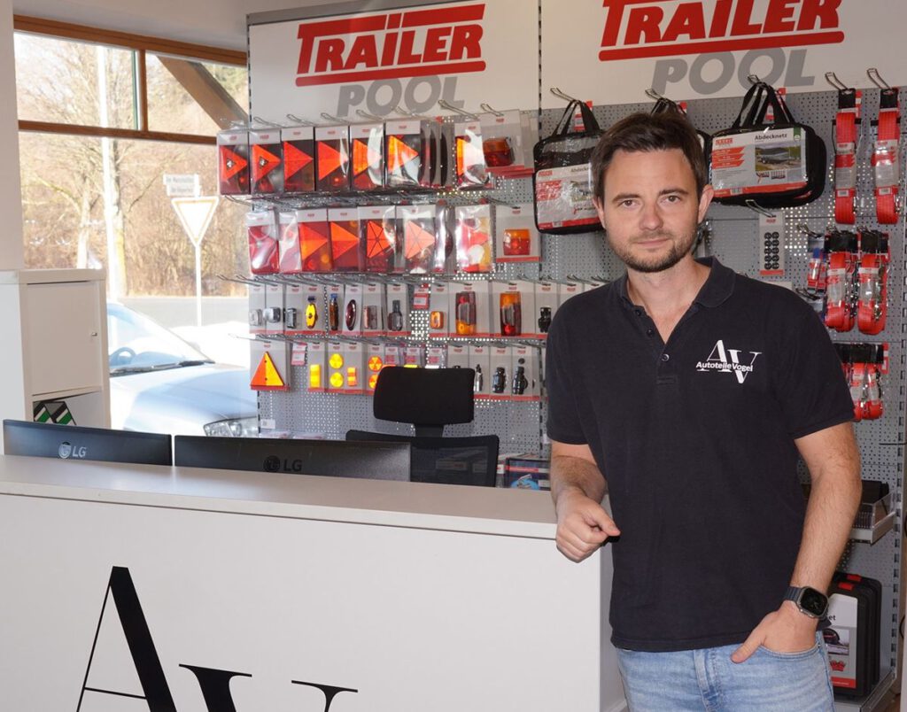 Geschäftsführer Alexander Vogel an der Theke von Autoteile Vogel in Valley